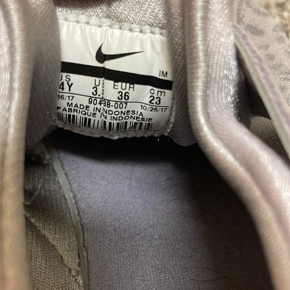 Girls Nike shoes, grey, leopard good condition, size 4, almost new - Picture 4 of 4